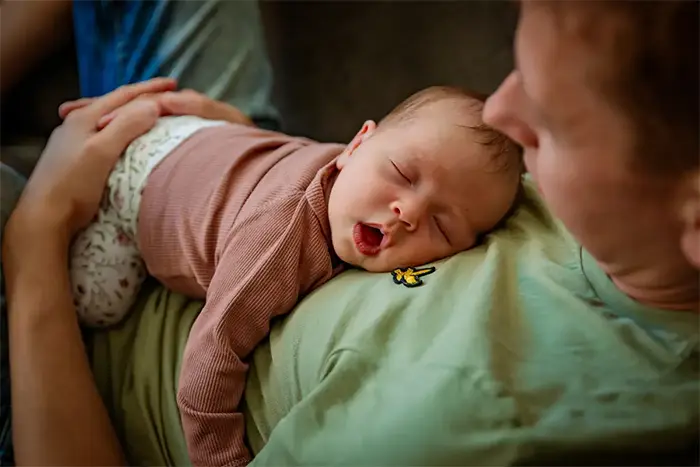 Ontspannen babyshoot met papa niet geposeerde fotoshoot door een lifestyle fotograaf