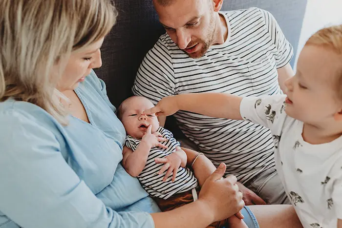 Journalistieke newborn reportage van baby thuis op bed