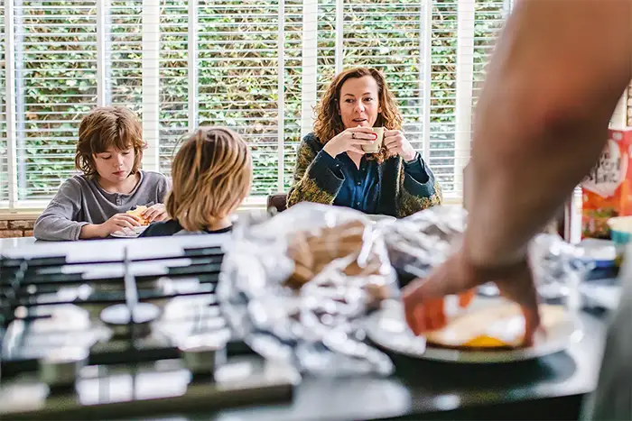 Familie day in the life reportage aan keukentafel ontbijt spontane en normale momenten Noord Brabant