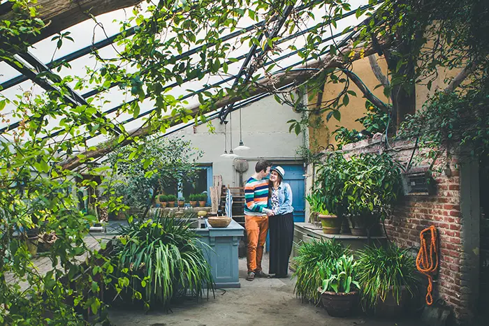 Sfeervolle loveshoot in een ontspannen setting bij Domaine d'Heerstaayen in de orangerie