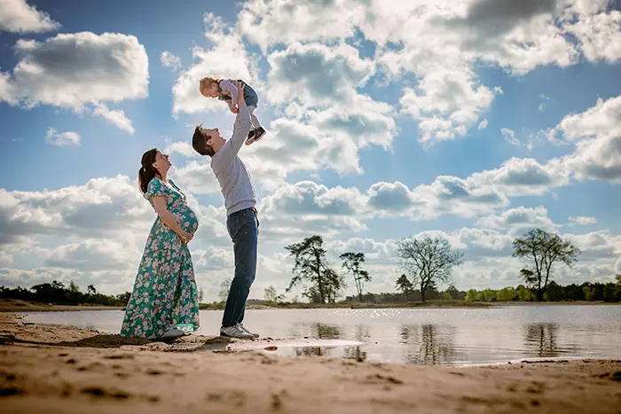 Zwangerschapsshoot bij het water tijdens een ontspannen fotoreportage in de natuur