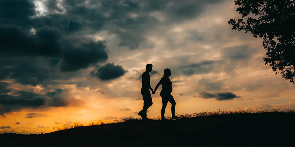 Creatieve zwangerschapsshoot bij zonsondergang tijdens golden hour portretfotograaf in Udenhout