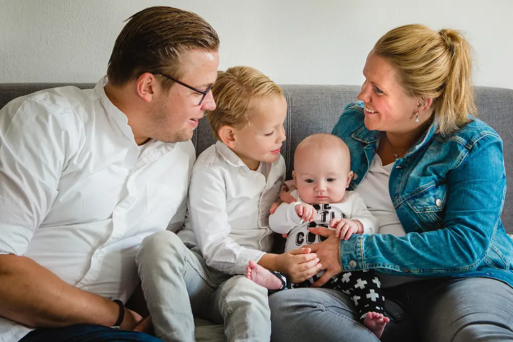 Newborn shoot met jong gezin in Brabant Den Bosch | Kleurrijke en frisse fotografie