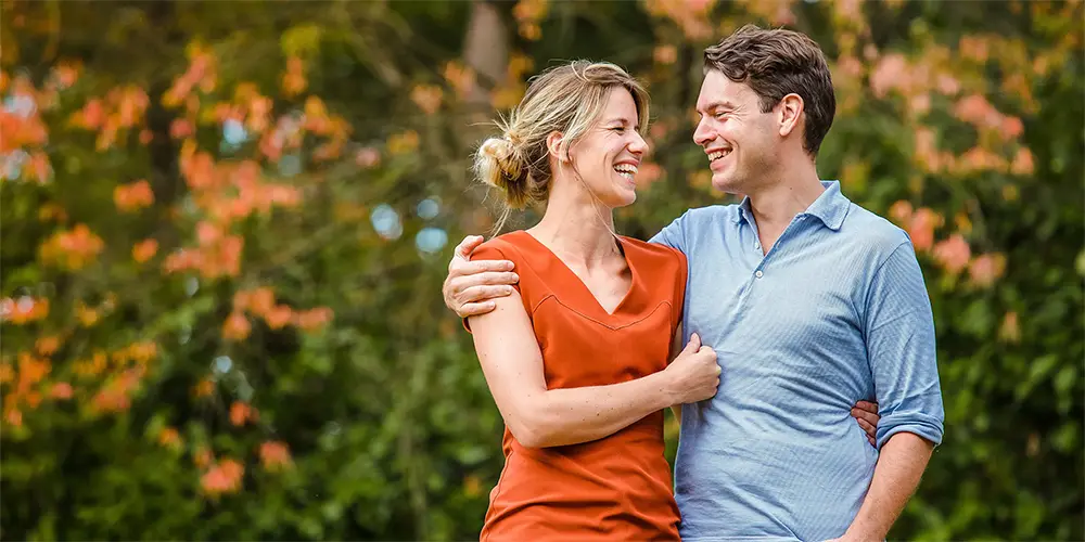 Gezellige loveshoot met intieme momenten en fijne poses in Noord-Brabant