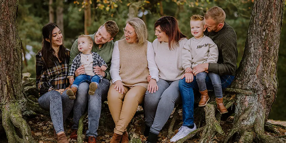 Familie tijdens een spontane fotoshoot in de Loonse en Drunense Duinen bosrijke omgeving